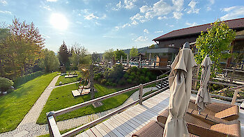 Wie schneidet der Bayerische Wald im vergleich zu der Alpinen Hotels ab?